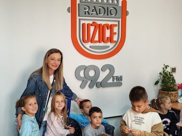 /uploads/attachment/vest/1482/20261008-103427-jelena-ilic-sa-decom-predskolci-poletarca-poseta-radio-uzicu-foto-d9OthD.jpg